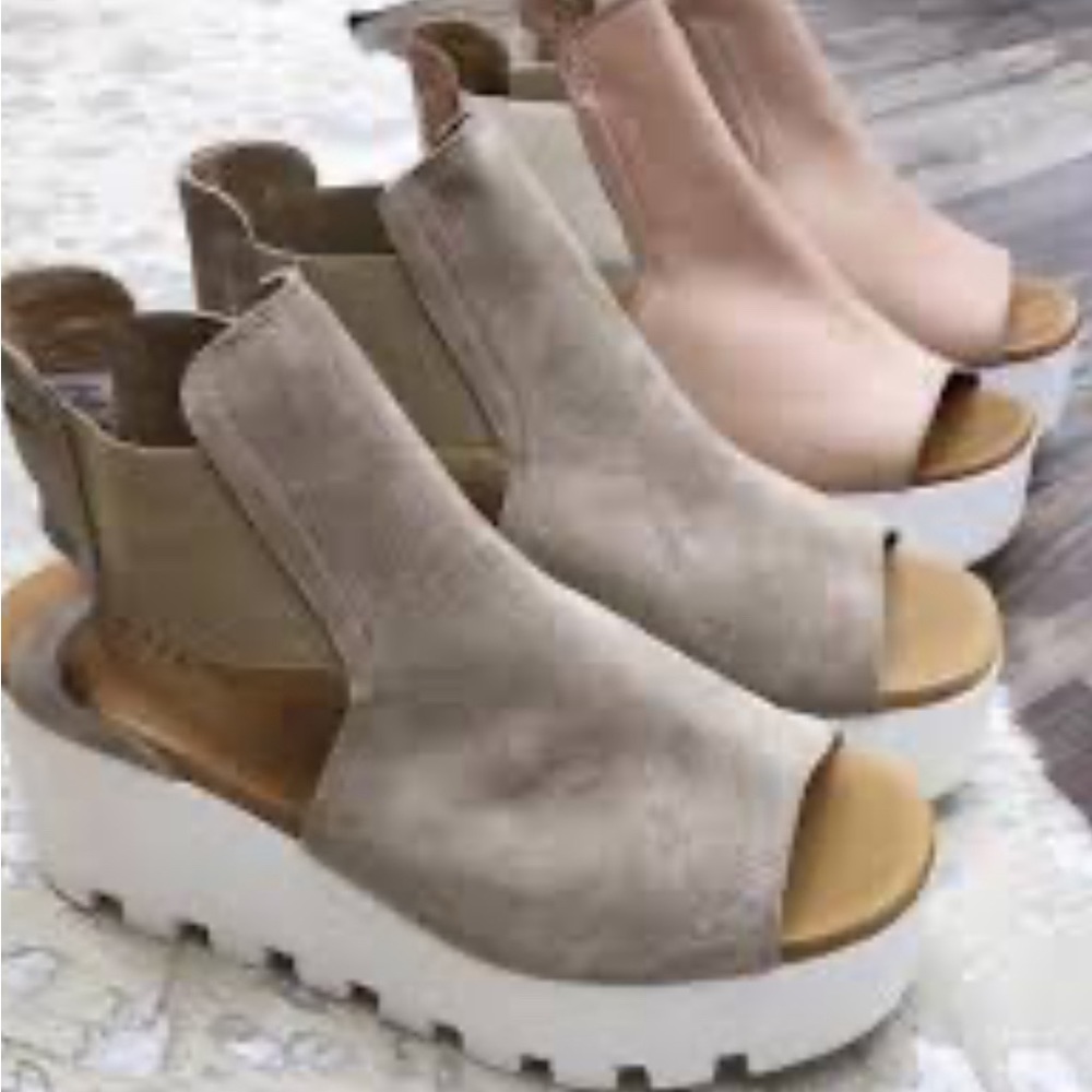 Vera Pelle “Ethem” leather wedge sandal. Size 40.